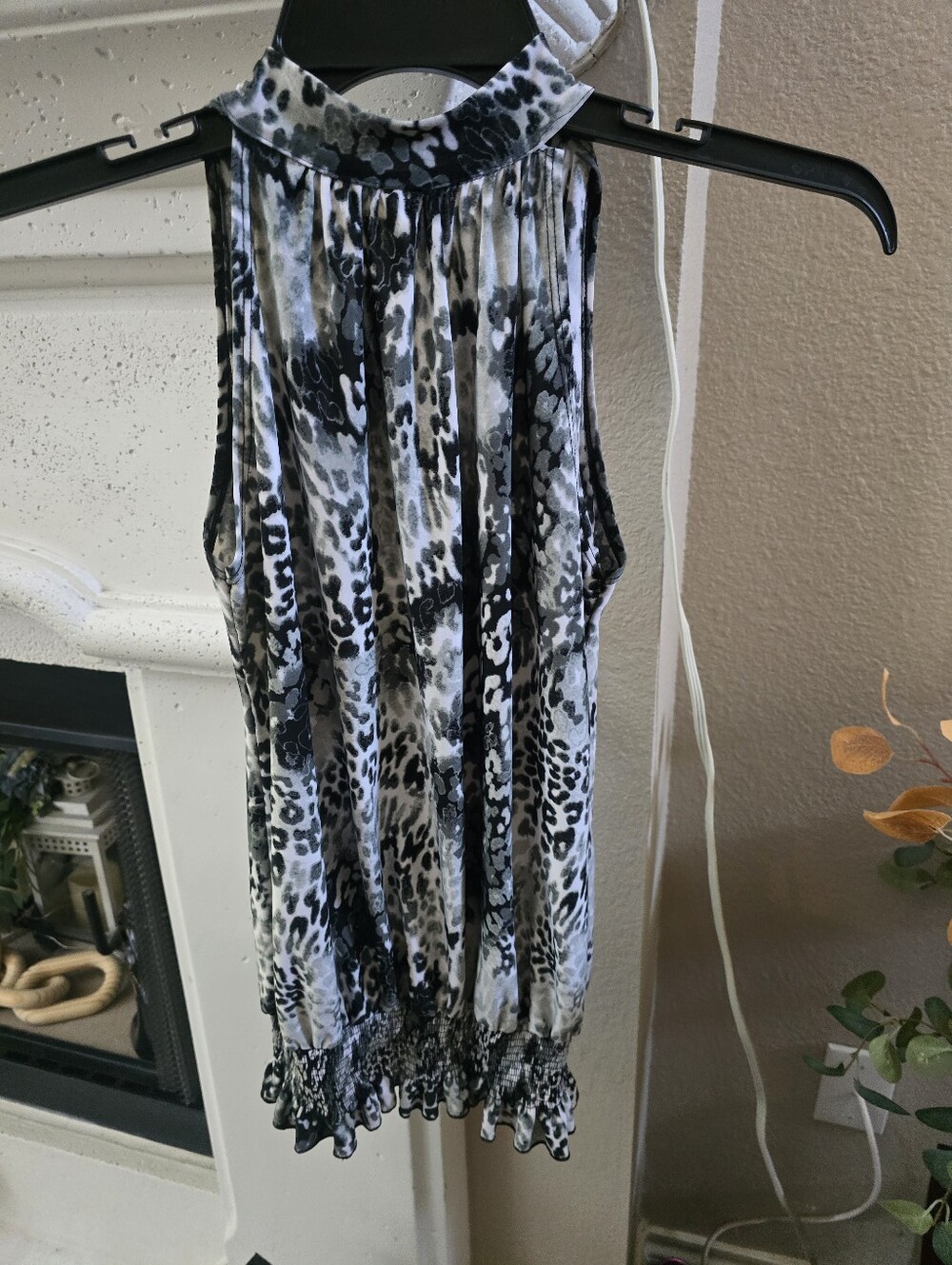 Sleeveless Animal Print Tie-Neck Top — Black & White Sz.M.